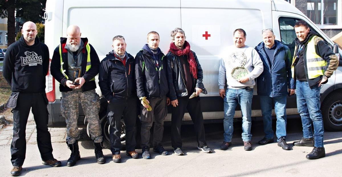 Mocna grupa wolontariuszy z całej Polski przewiozła już przez granicę tysiące osób.<br/>fot.Mariusz Godos