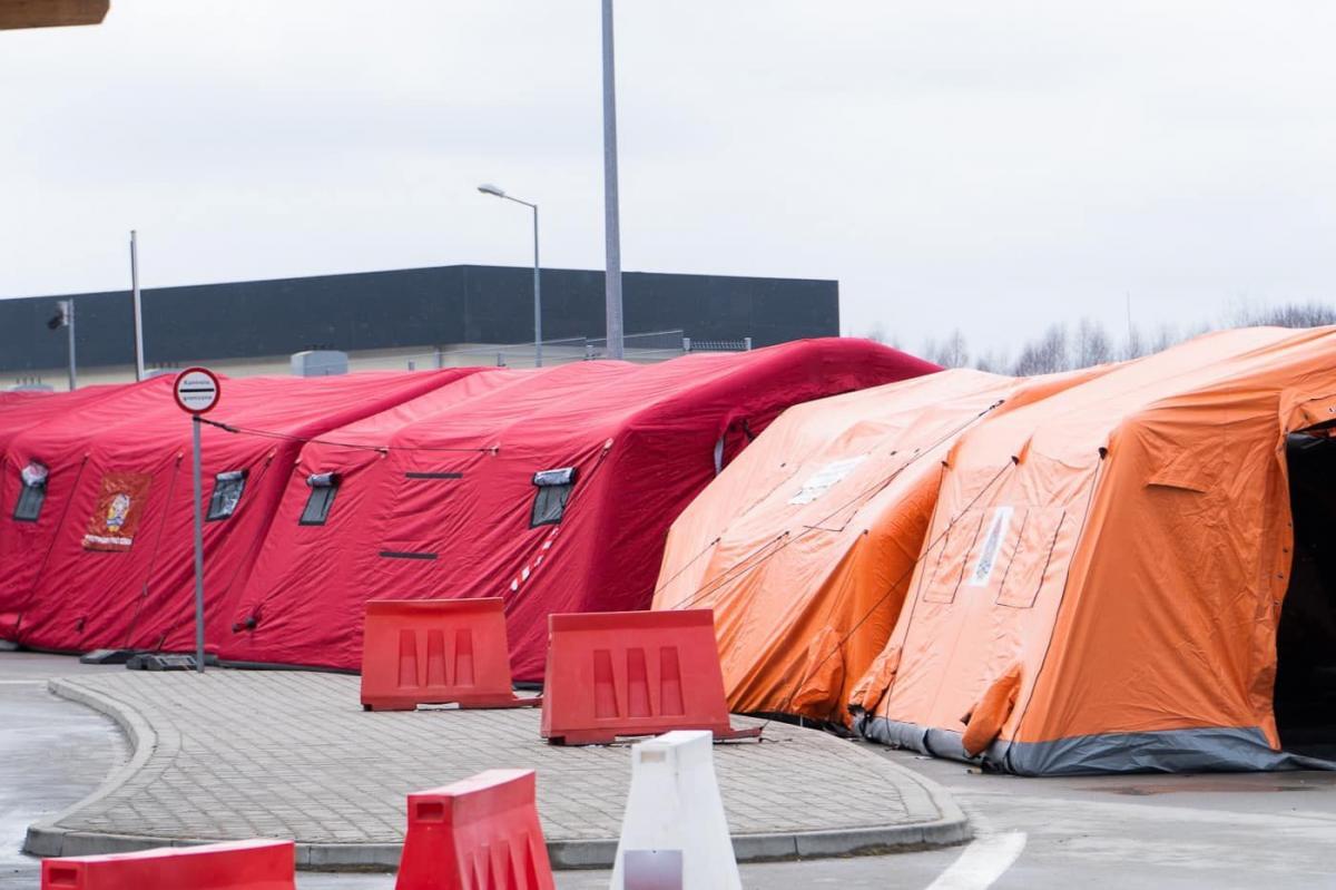 Wojewoda podkarpacki Ewa Leniart zamieściła na swoim facebookowym profilu notkę. Napisała m.in. „Zmienne warunki sprawiły, że ostatniej doby musieliśmy rozłożyć ponad 50 ogrzewanych namiotów, które głównie w porze nocnej pozwalają uchodźcom się ogrzać. Dzięki temu mogą oni w komfortowych warunkach p