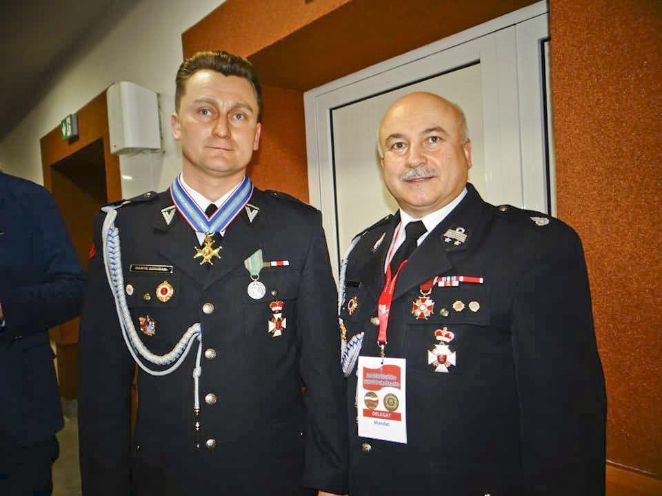 Druh Dawid Dziuban z prezesem Zarządu Powiatowego Związku
OSP RP i jednocześnie prezesem OSP Krasiczyn – druhem Witoldem
Kazienką. <br/>fot.OSP Krasiczyn