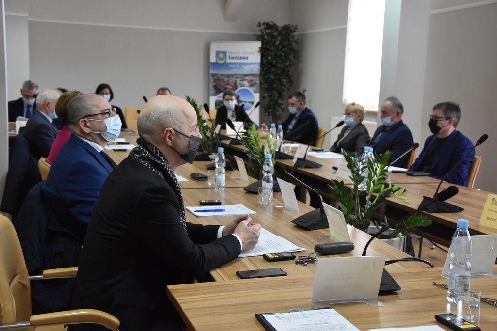 Przy obecności 85,71 proc. radnych i ustaleniu kworum uznano obrady za prawomocne.<br/>fot.UMiG Sieniawa