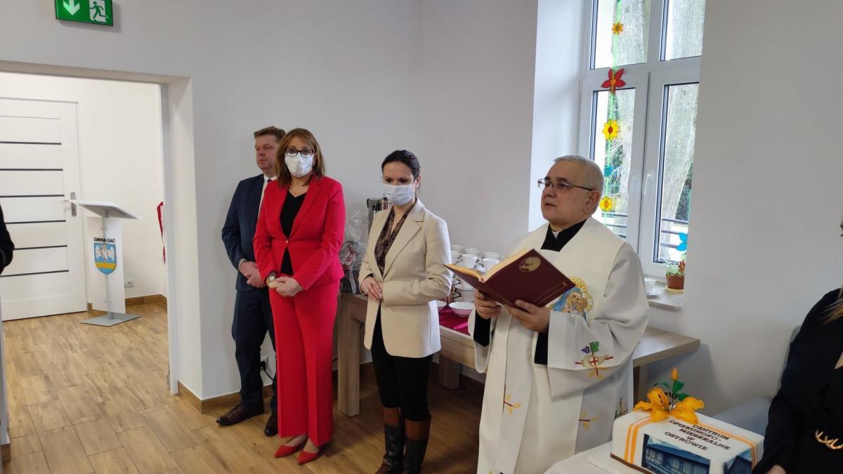 Nowy obiekt poświęcił proboszcz parafii w Ostrowie ks. Zenon Bieszczad.<br/>fot.UG Gać
