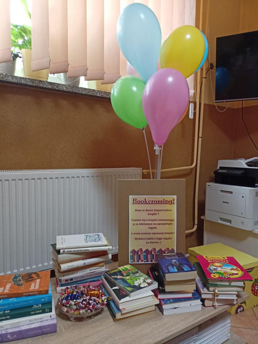 Biblioteka Samorządowa w Chłopicach zachęca do przekazywania książek do specjalnie przygotowanego tam regału tak, by kolejni czytelnicy mogli je przeczytać i podać dalej. <br/>fot.Biblioteka Samorządowa i GOK w Chłopicach
