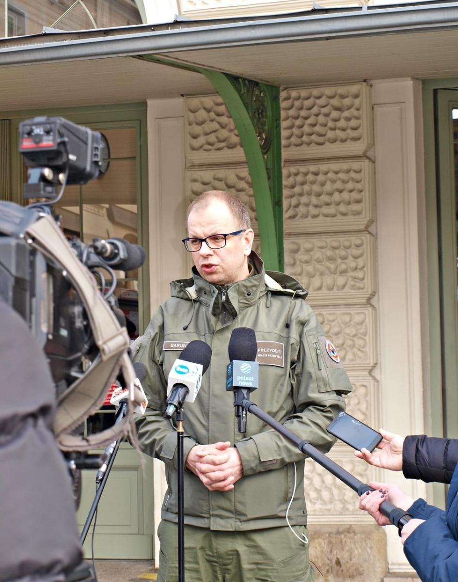 – Nie możemy prowadzić akcji humanitarnych w nieskończoność. Jesteśmy miastem, żywym tworem, w którym żyje wiele tysięcy osób. Osób, które mają swoje potrzeby. Podobnie jak miasto. Chcemy to tak zorganizować, aby nikt nie ucierpiał. Chcemy, i to zapewniamy, że w mieście było i jest bezpiecznie – zap