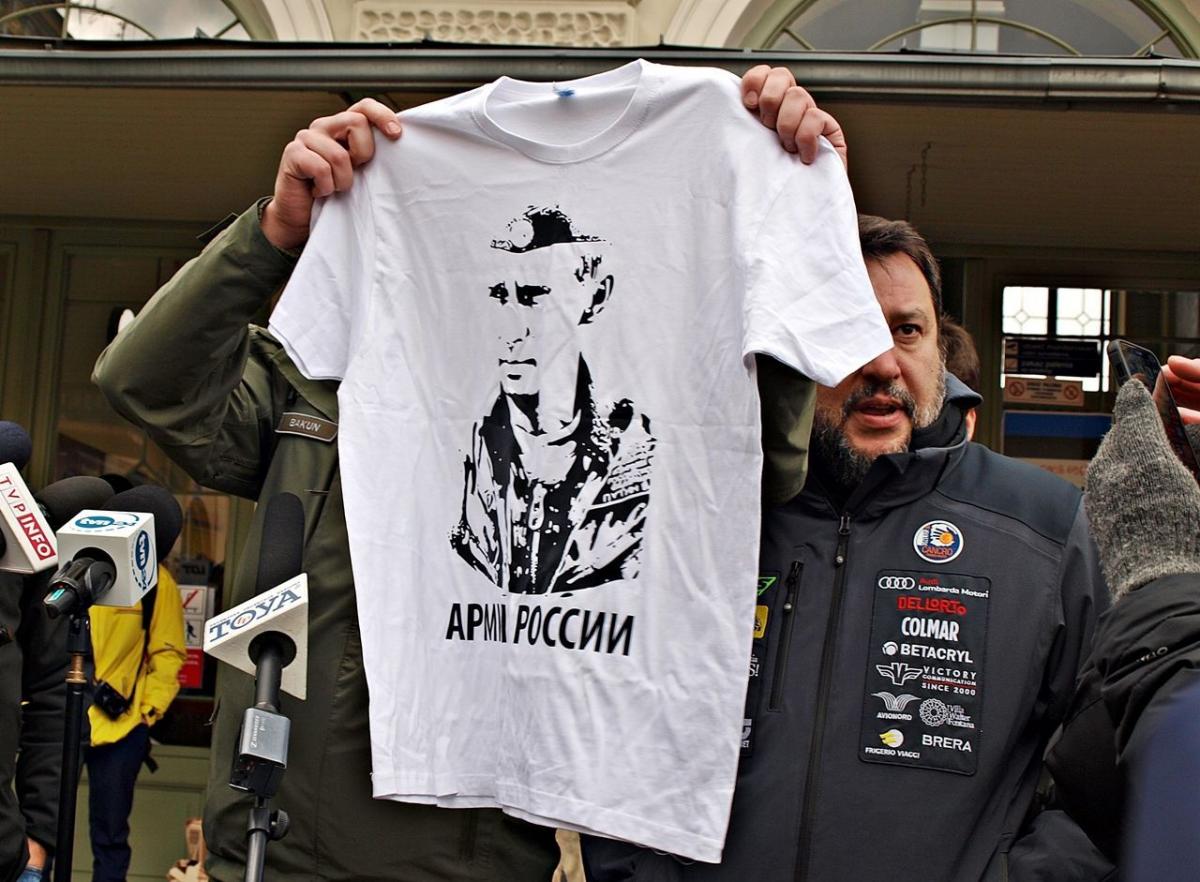 Prezydent Przemyśla Wojciech Bakun chciał wręczyć włoskiemu senatorowi Matteo Salviniemu (z prawej) koszulkę z nadrukiem Putina w stroju oficera KGB. Taką samą, w jakiej paradował i fotografował się w Moskwie.<br/>fot.Mariusz Godos