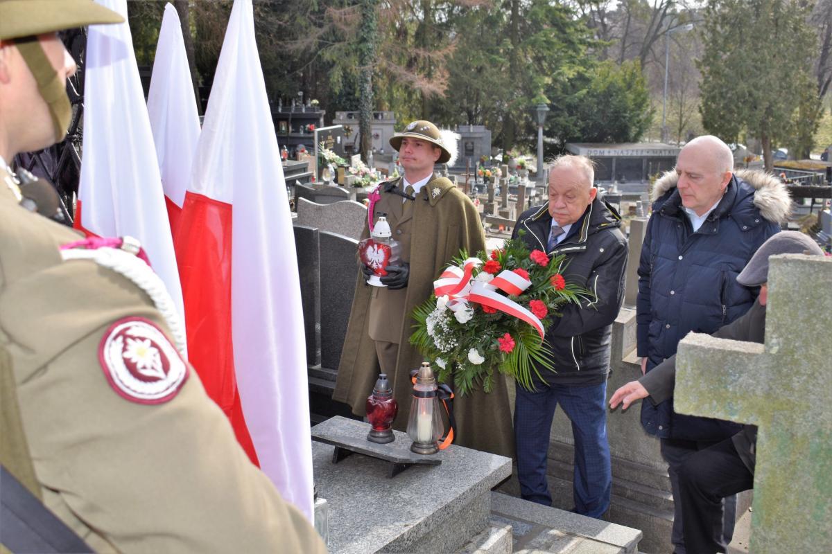 Przemyskie delegacje samorządowe i wojskowe oddały hołd rodzimym Żołnierzom Wyklętym, zapalając znicze i składając kwiaty na grobach majora Władysława Koby na Cmentarzu Zasańskim oraz Alicji Wnorowskiej na Cmentarzu Głównym przy ul. Słowackiego.<br/>fot.UM Przemyśl  