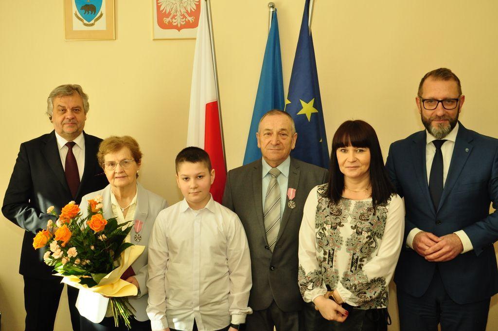 Szacowni jubilaci, państwo Danuta i Andrzej Kupiniakowie w towarzystwie m.in. zastępca prezydenta miasta Bogusława Świeżego (pierwszy z lewej).<br/>fot.UM Przemyśl  