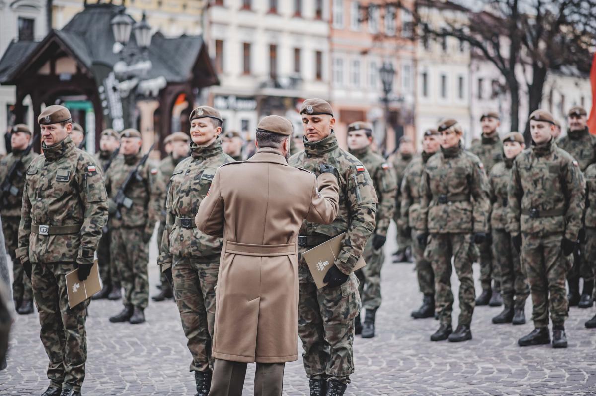 Na rzeszowskim Rynku ślubowanie złożyło 127 nowych „terytorialsów”, w tym 30 kobiet.<br/>fot.Paulina Lęcznar