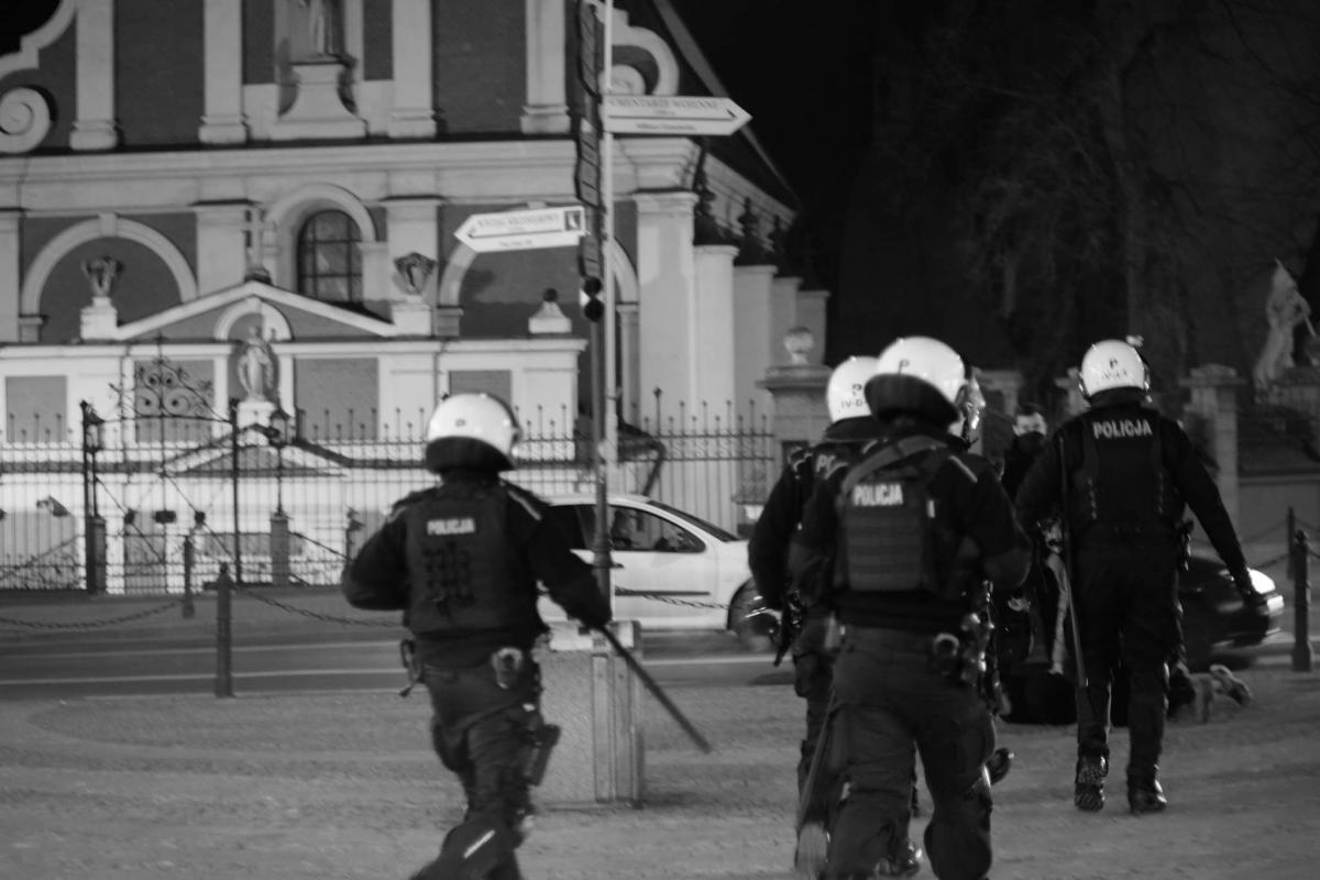 – Na ulicach Przemyśla jest kilka razy więcej policjantów niż normalnie. Ci, którzy udzielają nam wsparcia, będą wymieniani rotacyjnie – zapewnił podkarpacki komendant wojewódzki policji w Rzeszowie inspektor Dariusz Matusiak.<br/>fot.Mateusz Wawro
