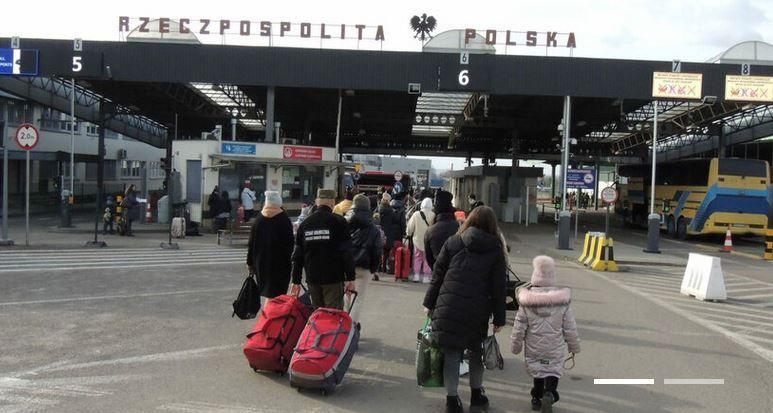 Całodobowy program radiowy z informacjami i poradami dla uchodźców, przybywających do Polski, zawiera m.in. wiadomości na temat przepisów i ułatwień, jakie wprowadziła Polska, choćby na temat opieki zdrowotnej dla uchodźców czy możliwości poszukiwania pracy.

<br/>fot.serwis BiOSG