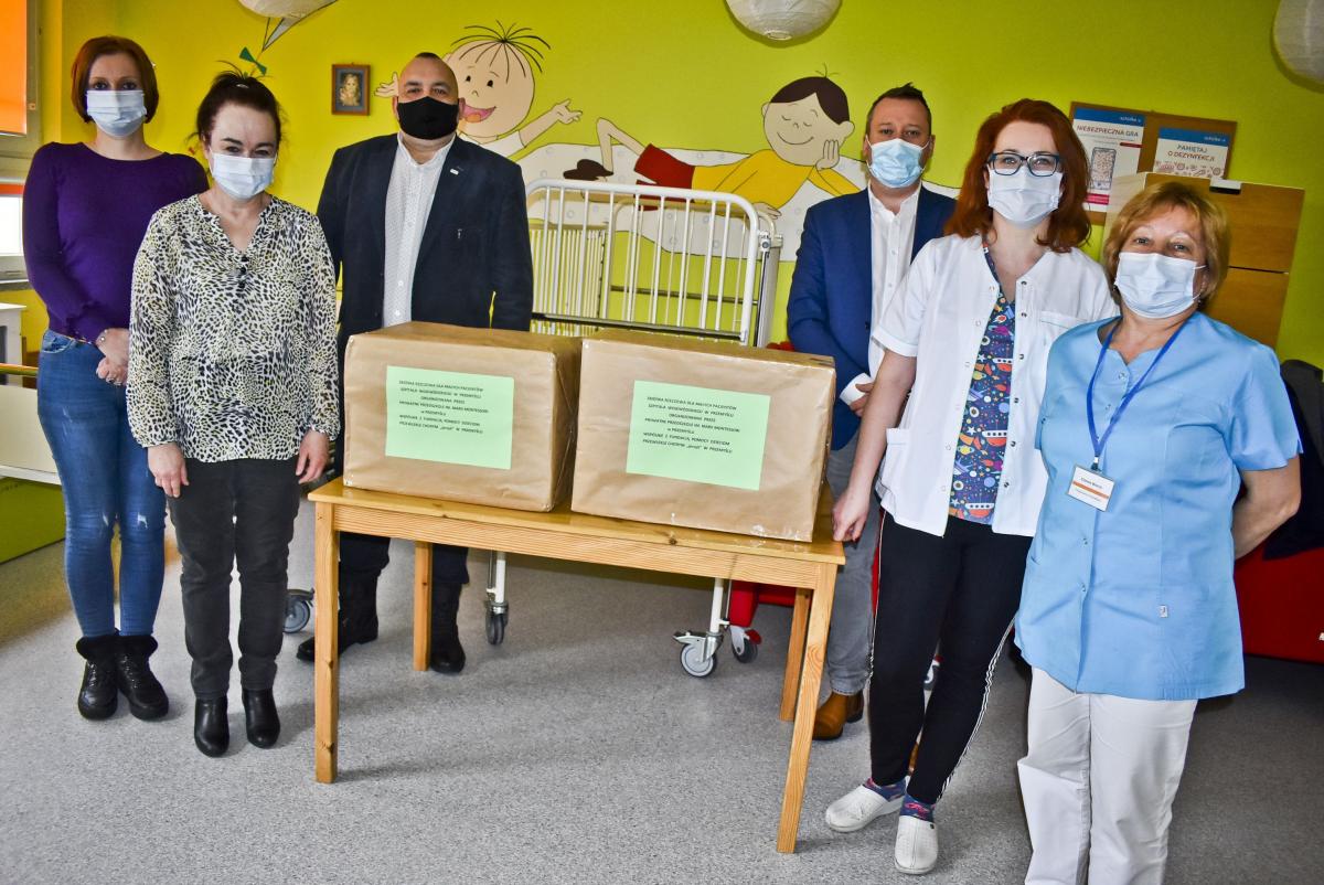 W lutym br. społeczność Prywatnego Przedszkola im. Marii Montessori w Przemyślu razem z Fundacją Pomocy Dzieciom Przewlekle Chorym „jerzyk” przekazała rzeczową pomoc dla małych pacjentów Wojewódzkiego Szpitala im. św. Ojca Pio w Przemyślu.<br/>fot.Prywatne Przedszkole im. M. Montessori