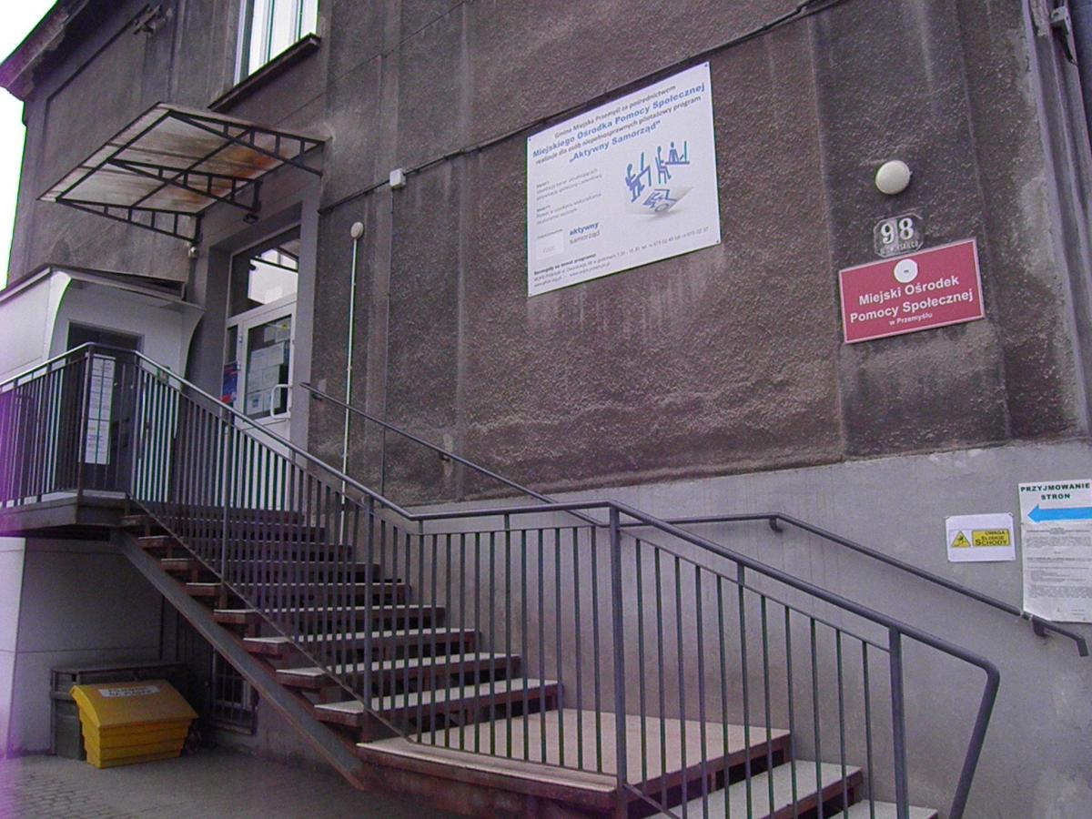 W kwestii oczekiwania na swoją kolej do rozmowy z pracownikiem MOPS na razie nic się nie zmieni. W budynku nadal mogą przebywać maksymalnie 2 osoby. Dyrekcja placówki zapewnia jednak, że zmiany dotyczące komfortu oczekiwania i sposobu obsługi już są w toku. <br/>fot.Urszula Gielo
