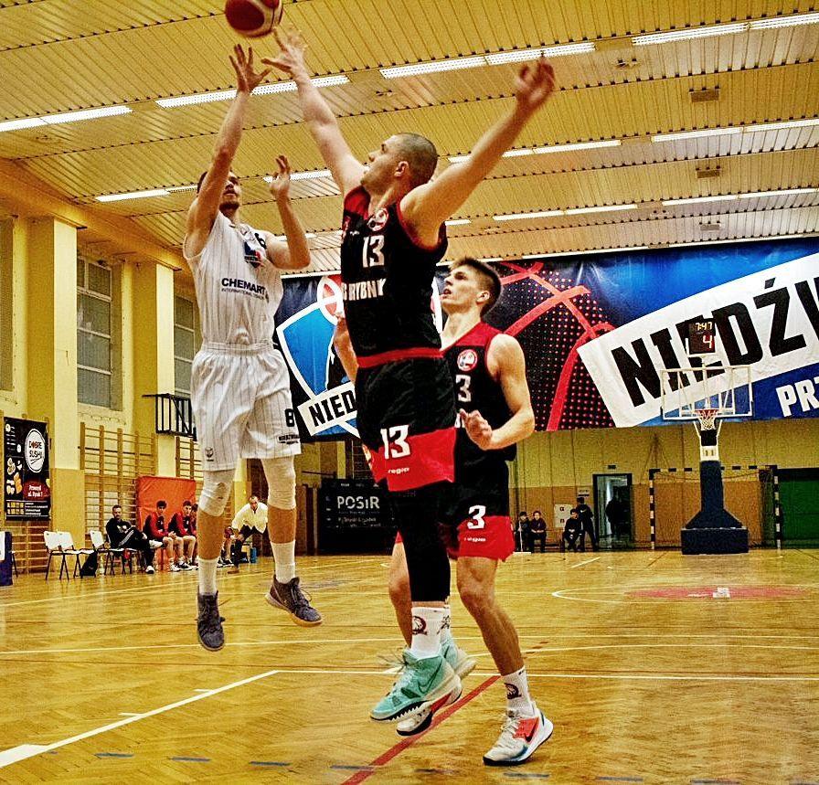 Rafał Serwański (biały strój) powoli dochodzi do swojej normalnej dyspozycji.<br/>fot.Grzegorz Gajdzik