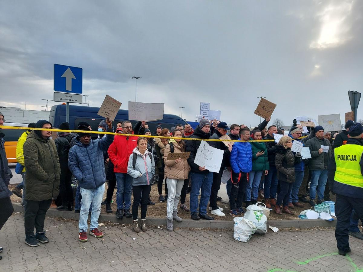 Granice przekraczają i niosą na niej pomoc osoby różnych narodowości.fot.Artur Wilgucki