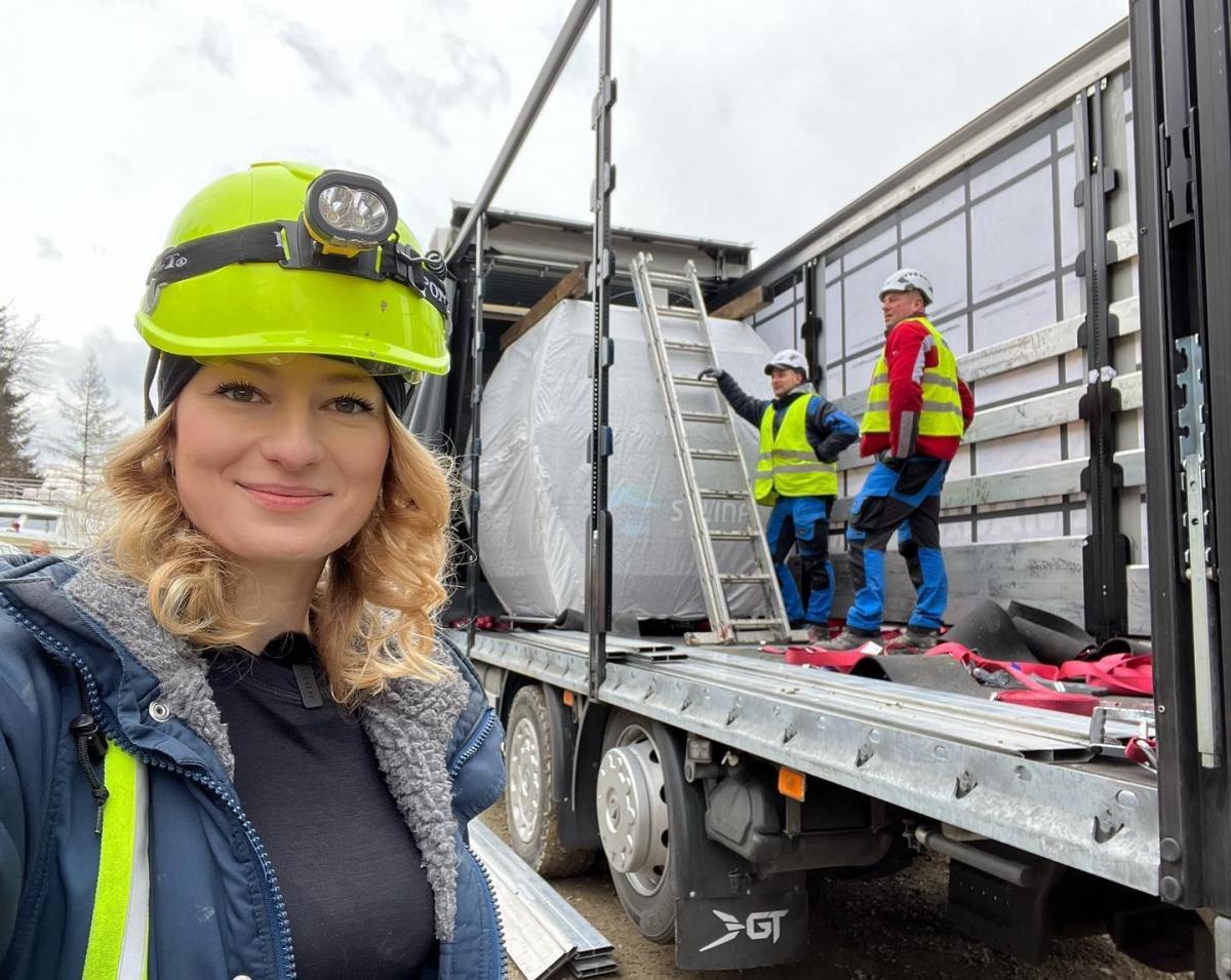 Iwona Blecharczyk, słynna „trucking girl” przemierzyła tysiące kilometrów, aby ze szwajcarskiej firmy przywieźć potężną ciężarówką nad Solinę specjalne gondole, które niebawem zostaną zamontowane na najnowszej atrakcji serca Bieszczadów, czyli kolei gondolowej.<br/>fot.ze zbiorów Iwony Blecharczyk
