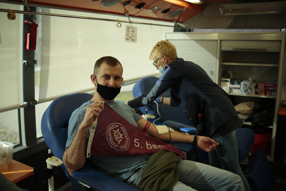 Krwiobus stał naprzeciw przemyskiego magistratu, a głównym jej organizatorem był Klub HDK „Żołnierski dar” przy 5 bsp.<br/>fot.5 Batalion Strzelców Podhalańskich