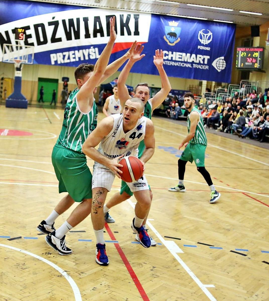 Konrad Strzępek (z piłką) w Częstochowie zapisał na swoim koncie double-double, zdobywając 13 punktów i zbierając 18 piłek z obu desek. To był jego bardzo dobry występ.<br/>fot.ze zbiorów własnych