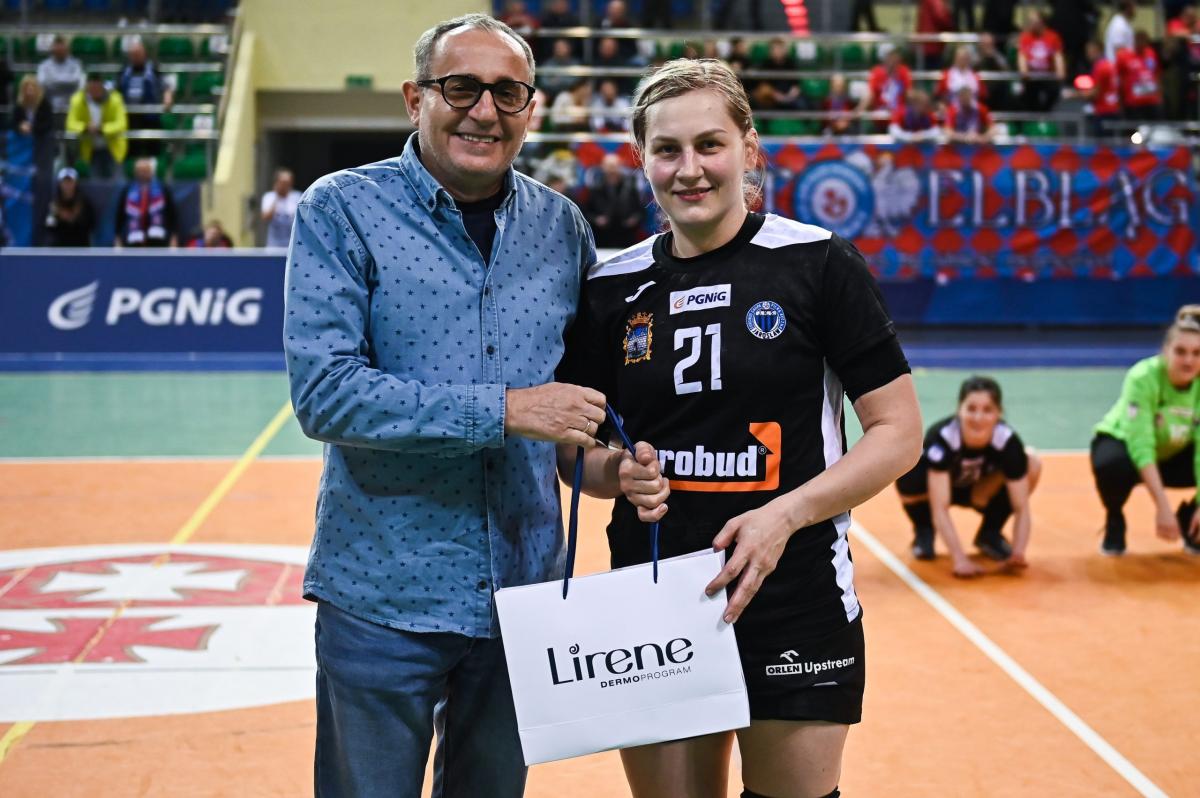 Profesorką w Elblągu była rozważnie kierująca grą Białorusinka Valentina Nesciaruk, która jak najbardziej zasłużenie zdobyła tytuł MVP, czyli najwartościowszej zawodniczki tej batalii.<br/>fot.PGNiG Superliga Piłki Ręcznej Kobiet