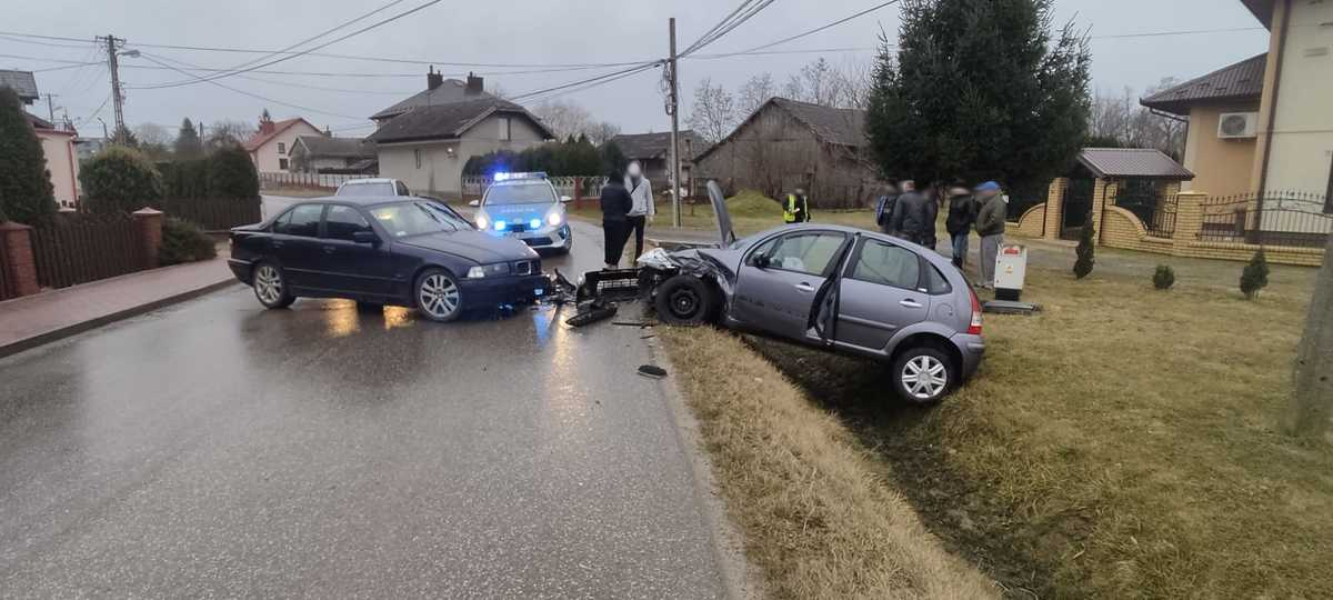 Bmw zderzył się z citroenem w Chorzelowie.<br/>fot.KPP Mielec