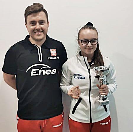 Anna Brzyska ze swoim klubowym i reprezentacyjnym trenerem Mateuszem Czernikiem.<br/>fot.ze zbiorów własnych