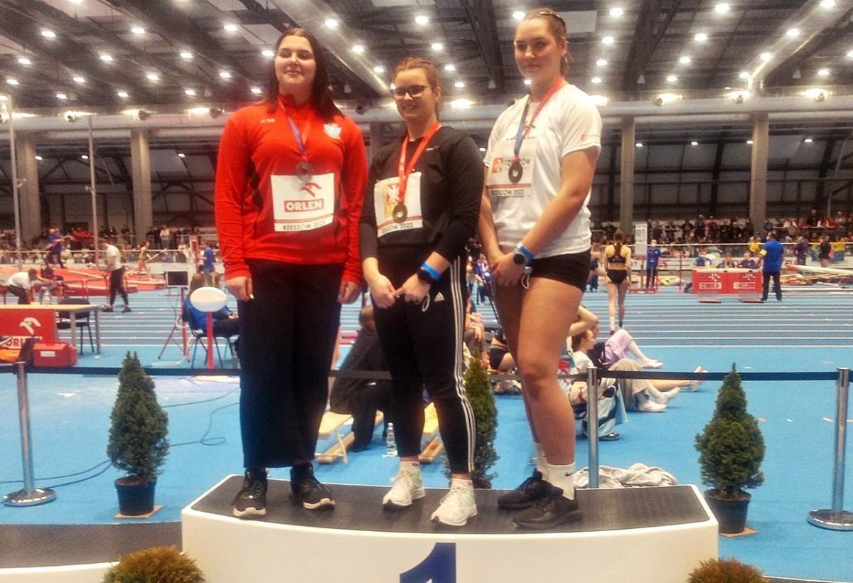 Anna Kicińska (z lewej) na podium pchnięcia kulą.<br/>fot.ze zbiorów własnych