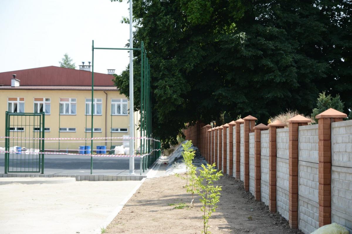 Wiele metrów muru zostało już wyremontowanych. Niestety pojawiły się przeszkody. Niedawno doszło do osunięcia się fragmentu istniejącego muru na odcinku pomiędzy budynkiem KRUS a siedzibą Państwowej Powiatowej Straży Pożarnej w Przeworsku.<br/>fot.UM Przeworsk