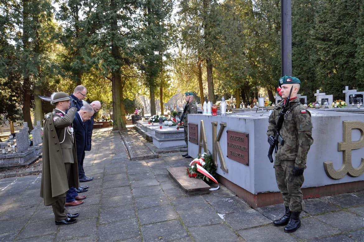 Władze miasta i powiatu przemyskiego wspólnie oddały hołd bohaterom. Samorządowcy zapalili znicze i złożyli kwiaty przy kwaterze poległych, zamordowanych i zmarłych członków Armii Krajowej na Cmentarzu Wojskowym.<br/>fot.ze zbiorów własnych