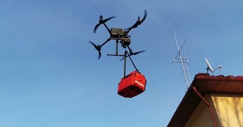 Dzięki nowoczesnemu dronowi przeworscy strażacy będą mogli dostarczyć np. leki osobom potrzebującym drogą powietrzną. Tam, gdzie nie może dotrzeć człowiek, z pewnością dotrze dron z niezbędnym asortymentem.<br/>fot.Komenda Powiatowa PSP Przeworsk