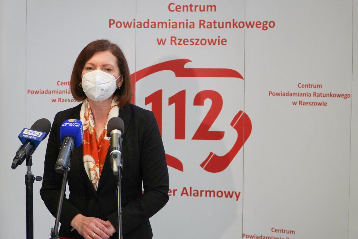 Wbrew pozorom obsługa numeru alarmowego 112 to bardzo odpowiedzialne zajęcie. Często decydują sekundy... – Centrum ma bardzo istotne znaczenie dla systemu bezpieczeństwa wewnętrznego w naszym kraju – powiedziała wojewoda podkarpacki Ewa Leniart. <br/>fot.PUW Rzeszów