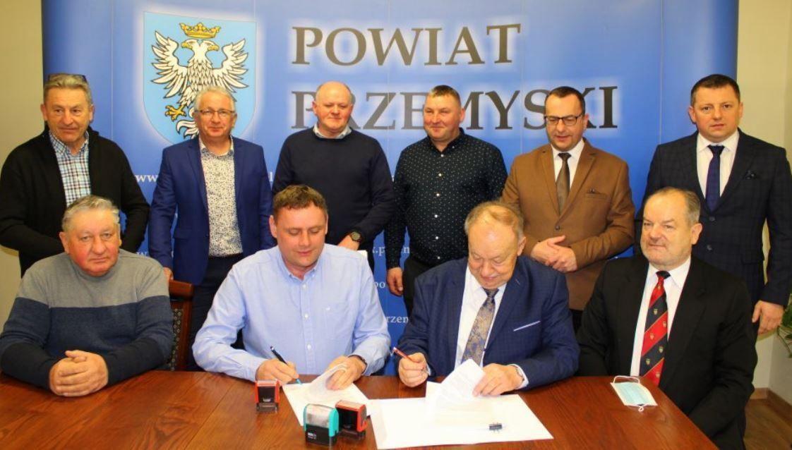 15 lutego br. w Starostwie Powiatowym w Przemyślu starosta Jan Pączek podpisał umowę z wykonawcą inwestycji – właścicielem firmy Usługi Transportowe Piotr Jedynak. Odbyło się to w obecności: wicestarosty Marka Kudły, wójta gminy Żurawica Tomasza Szeleszczuka, przewodniczącego Rady Gminy Żurawica Mac
