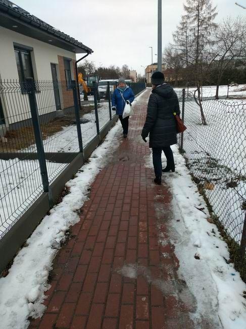 Koncepcja ujęta w projekcie BO zakładała położenie nowego chodnika dla pieszych i jednoczesne wykonanie ścieżki rowerowej o łącznej długości 100 m i szerokości 3 m. Stan obecny to wyłącznie trakt pieszy o szerokości 1,5 m.<br/>fot.ze zbiorów własnych