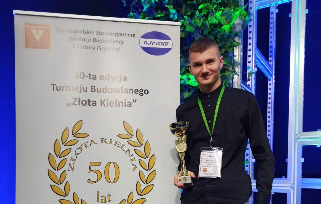 Kamil w ogólnopolskim Turnieju Budowlanym „Złota Kielnia” wywalczył 1. miejsce w kategorii wykonywanie robót murarskich i tynkarskich.<br/>fot.ze zbiorów ZSBiO Jarosław