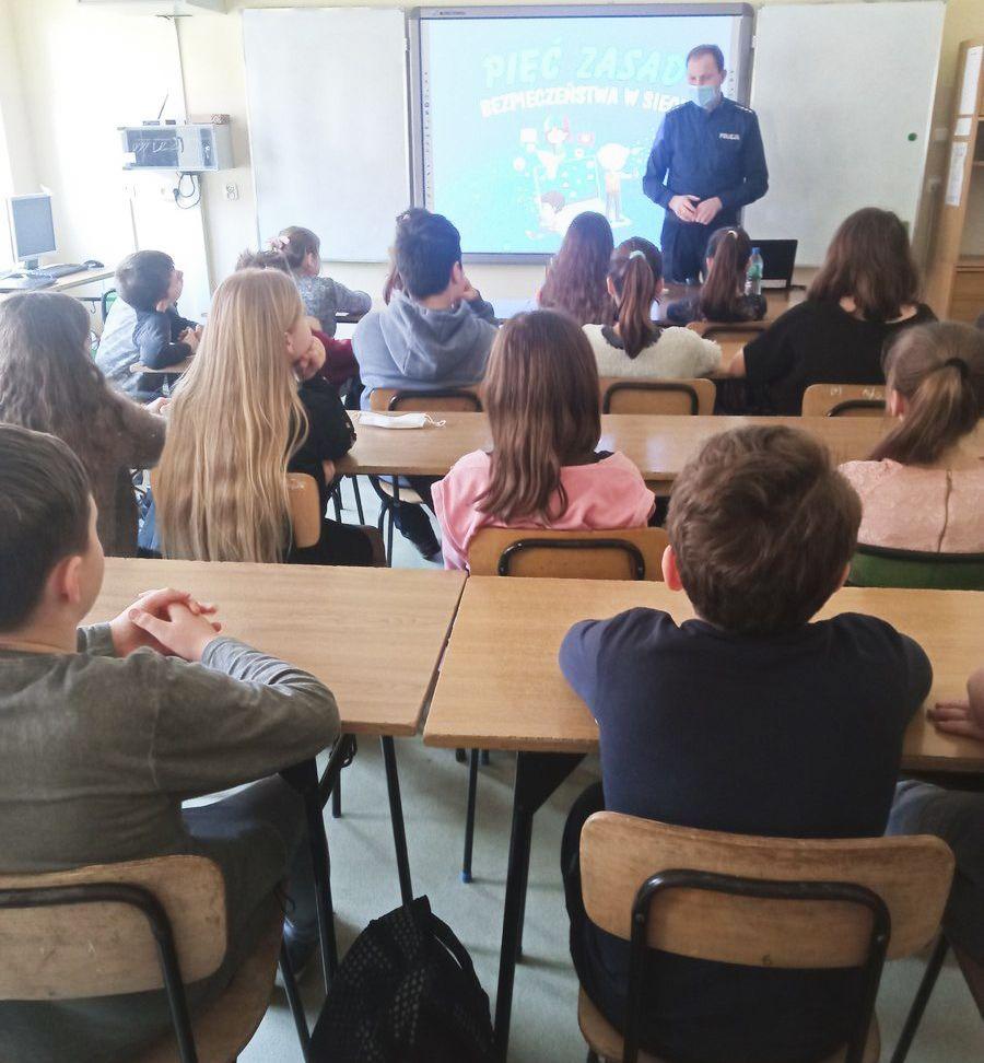 Część spotkań z młodzieżą udało się przeprowadzić stacjonarnie, ale większość ze względu na fakt, że nauka klas starszych przeniesiona była do sieci, miało charakter online.

<br/>fot.KPP Przeworsk