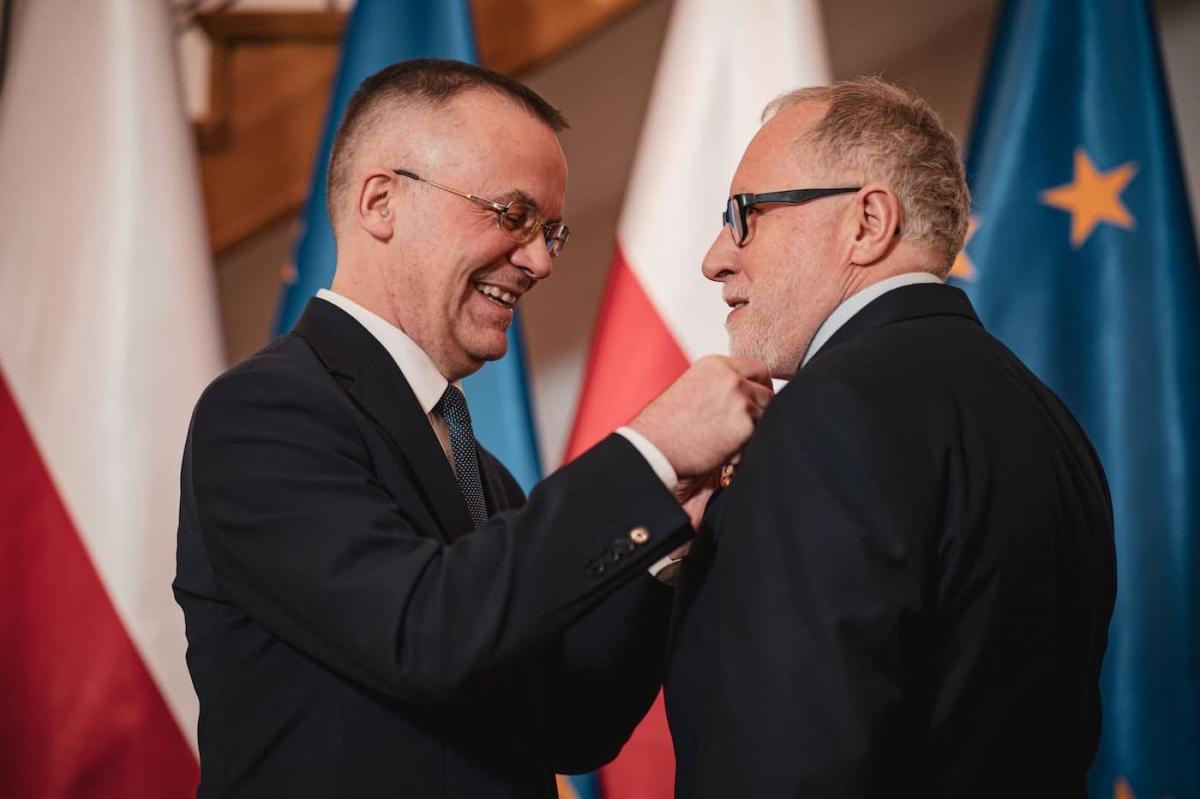 Wiceminister kultury i dziedzictwa narodowego, generalny konserwator zabytków Jarosław Sellin (z lewej) wręcza odznakę „Zasłużony dla Kultury Polskiej” szefowi Towarzystwa Przyjaciół Nauk w Przemyślu Waldemarowi Wigluszowi.<br/>fot.ze zbiorów własnych
