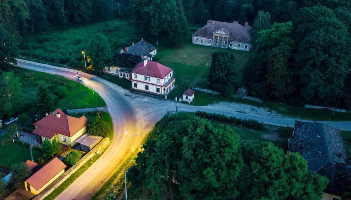 Budowę muru w drugiej połowie XIX wieku rozpoczął ówczesny właściciel tego dworsko-folwarcznego wówczas obiektu Antoni Dembiński.<br/>fot.PWUOZ Przemyśl