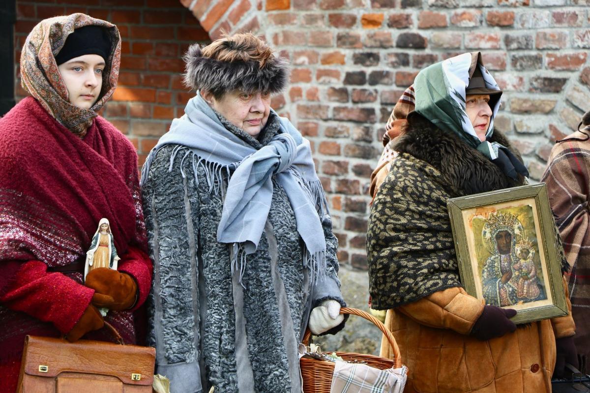 W postaci wywiezionych na Syberię mieszkańców Przemyśla i okolic wcielili się bowiem członkowie Przemyskiego Stowarzyszenia Rekonstrukcji Strojów Historycznych „Damy i Huzary”. <br/>fot.Małgorzata Dachnowicz