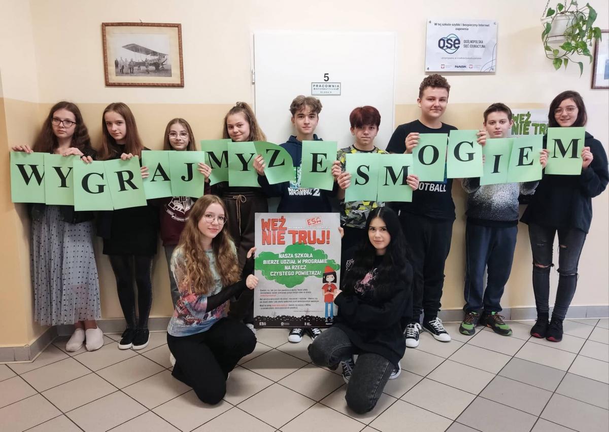 Uczniowie klas 7 i 8 SP w Siedliskach podpisują się pod hasłem przewodnim projektu „Wygrajmy ze smogiem”, wierząc, że każdy z nas może zadbać o zdrowsze, wolne od smogu powietrze w swoim otoczeniu.

<br/>fot.SP w Siedliskach