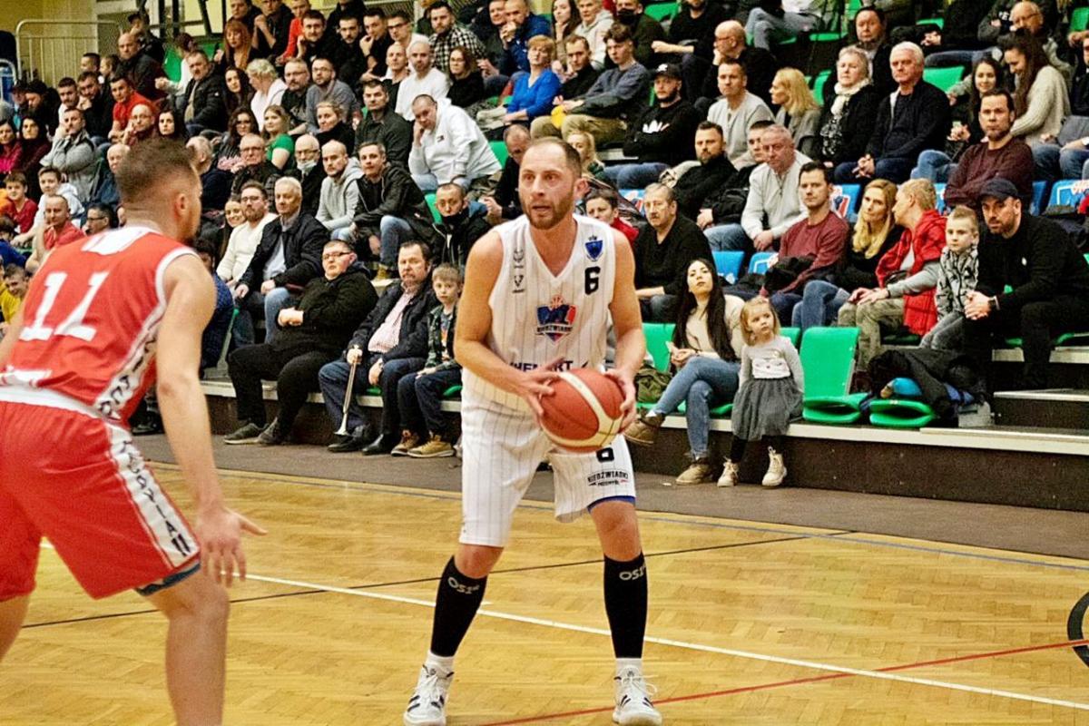 Bartosz Bal (z piłką) zarówno z Cracovią MG13 (27), jak i Basket Hills Bielsko-Biała (24) zdobył najwięcej punktów dla Niedźwiadków Chemart Przemyśl.<br/>fot.Grzegorz Gajdzik