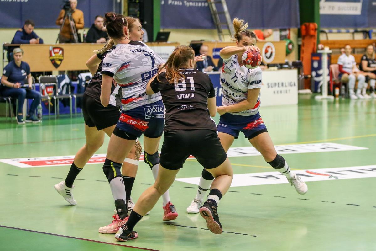 Twarda walka w obronie to był klucz do wygranej Eurobud JKS w Piotrkowie Trybunalskim. Z piłką Joanna Waga.<br/>fot.PGNiG Superliga Piłki Ręcznej Kobiet