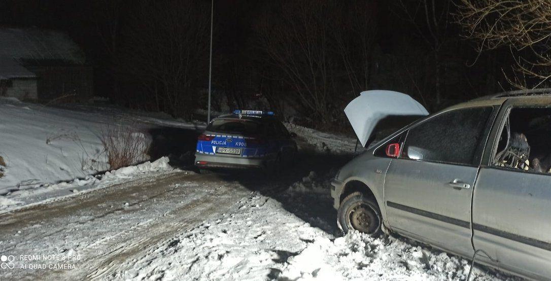 Po ugaszeniu ognia, na tylnym siedzeniu pojazdu, znaleziono zwęglone zwłoki mężczyzny.<br/>fot.KPP Sanok
