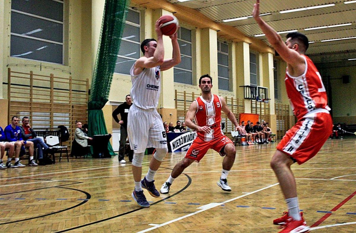 Lider Przemyskich Niedźwiadków Rafał Serwański (z piłką) wrócił wreszcie do gry, ale do optymalnej dyspozycji jeszcze sporo mu brakuje.<br/>fot.Grzegorz Gajdzik