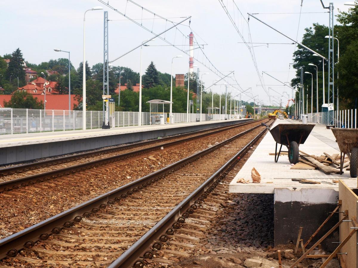 Kolejowy peron na przemyskim Zasaniu, w kierunku Rzeszowa. Nieco mniejszy powstanie z drugiej strony miasta, w kierunku Medyki. <br/>fot.Mariusz Godos