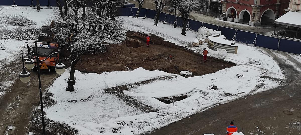 Od trzech miesięcy na płycie przemyskiego Rynku trwają prace archeologiczne. Odkryte zostały fragmenty jakiegoś muru, ale jeszcze nie czas, aby z całą pewnością stwierdzić, że to stary ratusz.<br/>fot.ze zbiorów własnych