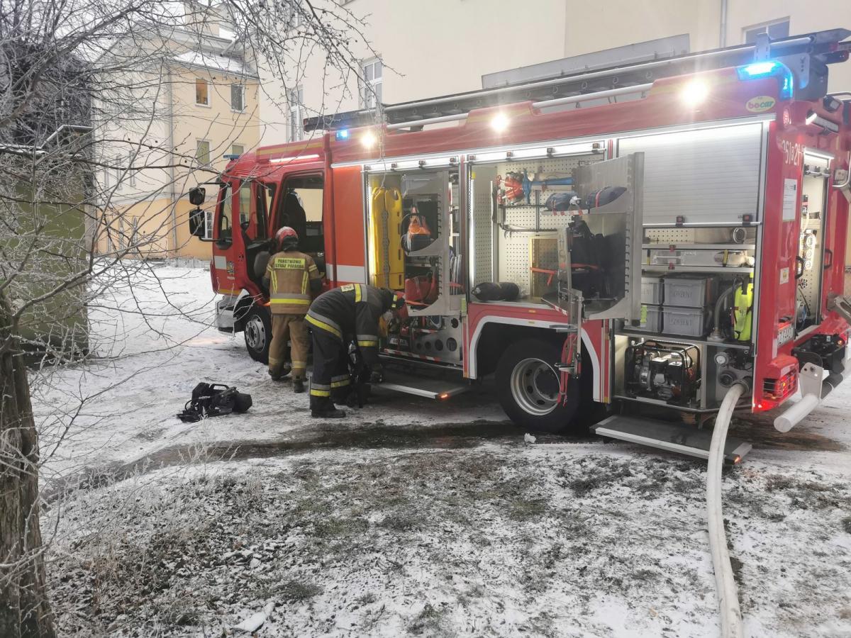 10 stycznia br., tuż po godzinie 6.30 przemyscy strażacy zostali wysłani do pożaru mieszkania w kamienicy wielorodzinnej przy ul. Smolki w Przemyślu.<br/>fot.KM PSP Przemyśl