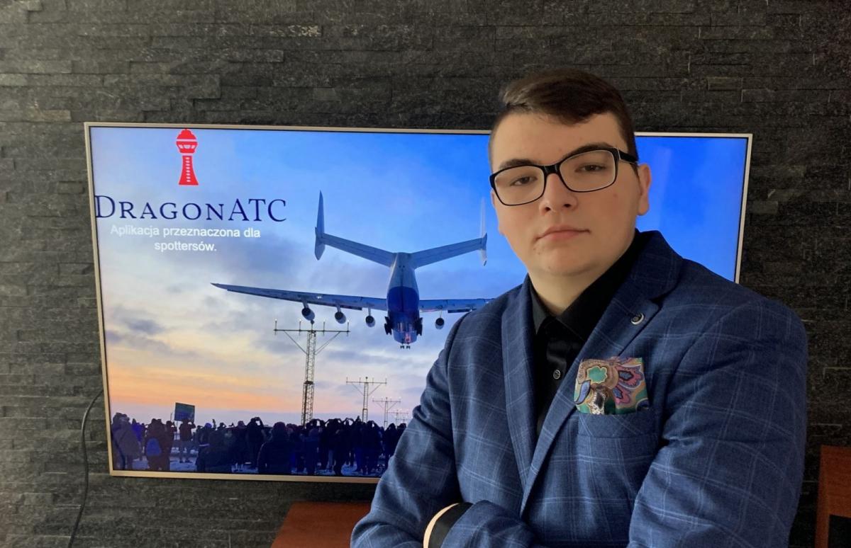 Mateusz Dryś stworzył projekt pod tytułem DragonATC, czyli aplikację z przeznaczeniem dla spottersów samolotowych.<br/>fot.Starostwo Powiatowe w Jarosławiu