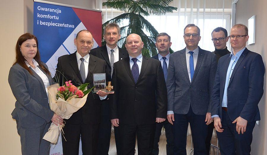 Załoga MPEC sp. z o.o. w Przemyślu oficjalnie pożegnała odchodzącego na emeryturę prezesa Macieja Patoczkę (drugi z lewej).<br/>fot.www.mpec.przemysl.pl