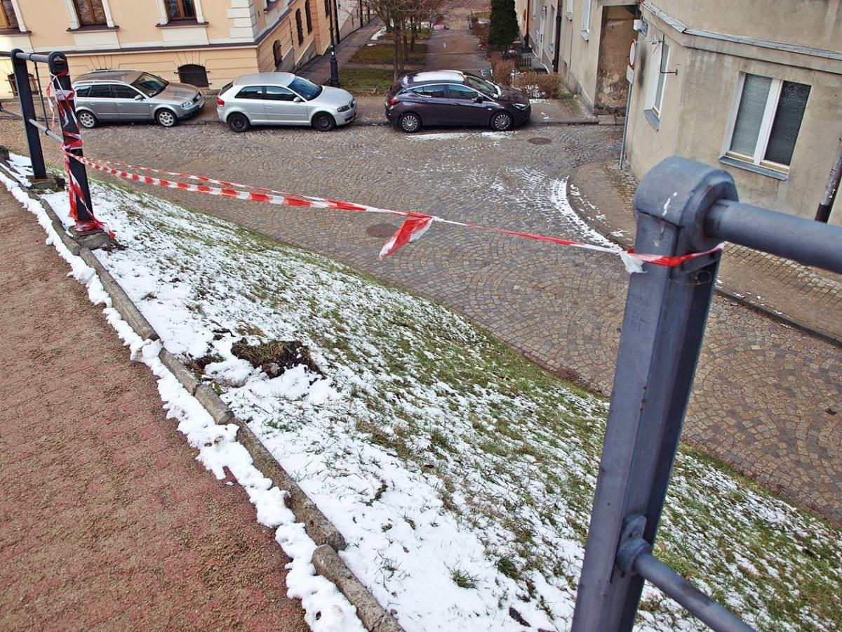 Jeśli ktoś schodzi chodnikiem, np. po wieczornej mszy św. w kościele oo. Karmelitów Bosych, wiele ryzykuje. Może nie wiedzieć, że barierka nie jest kompletna. Wystarczy, że pośliźnie się w sąsiedztwie wyrwy i leci na złamanie karku ze skarpy. A niech jeszcze ulicą Karmelicką będzie jechał samochód..