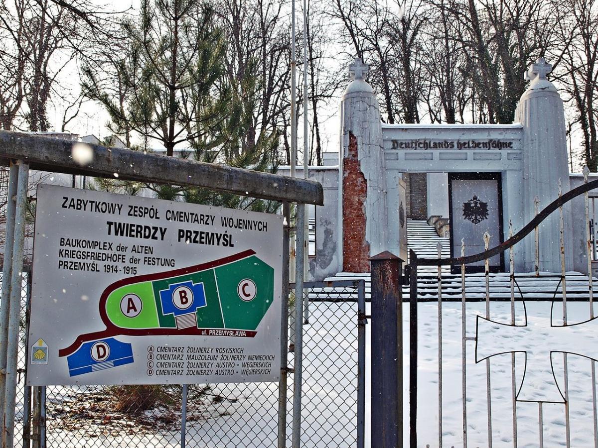 Zabytkowy (bo oczywiście wpisany z urzędu do rejestru zabytków 32 lata temu) Zespół Cmentarzy Wojennych Twierdzy Przemyśl założony został jesienią 1914 r., po zakończeniu pierwszego oblężenia miasta. <br/>fot.Mariusz Godos