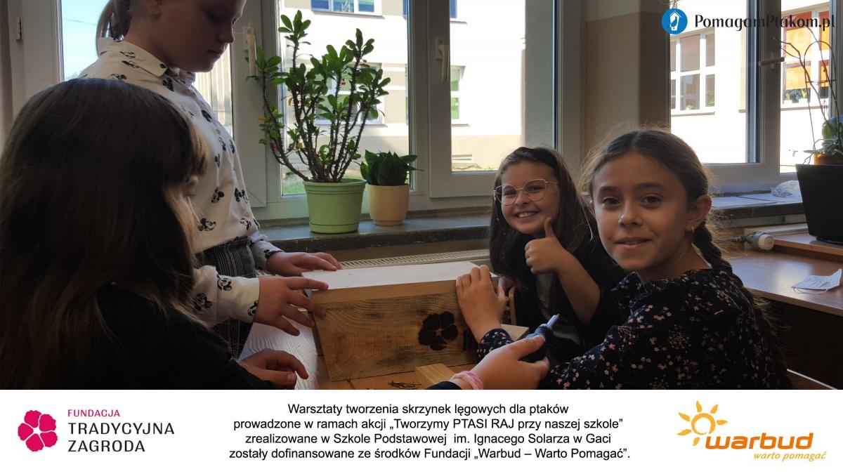 Każdy „Ptasi raj” tworzony jest przy zaangażowaniu uczniów, rodziców, nauczycieli. Pierwsze warsztaty tworzenia budek lęgowych dla ptaków wg pomysłu ornitologa prof. Sokołowskiego odbyły się już w SP w Gaci.<br/>fot.Fundacja Tradycyjna Zagroda