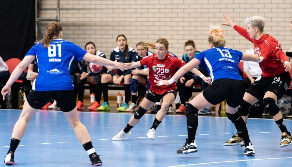 Mariola Wietrelak (nr 22) była najlepszą zawodniczką pucharowego meczu w Kobierzycach.<br/>fot.PGNiG Superliga Piłki Ręcznej Kobiet