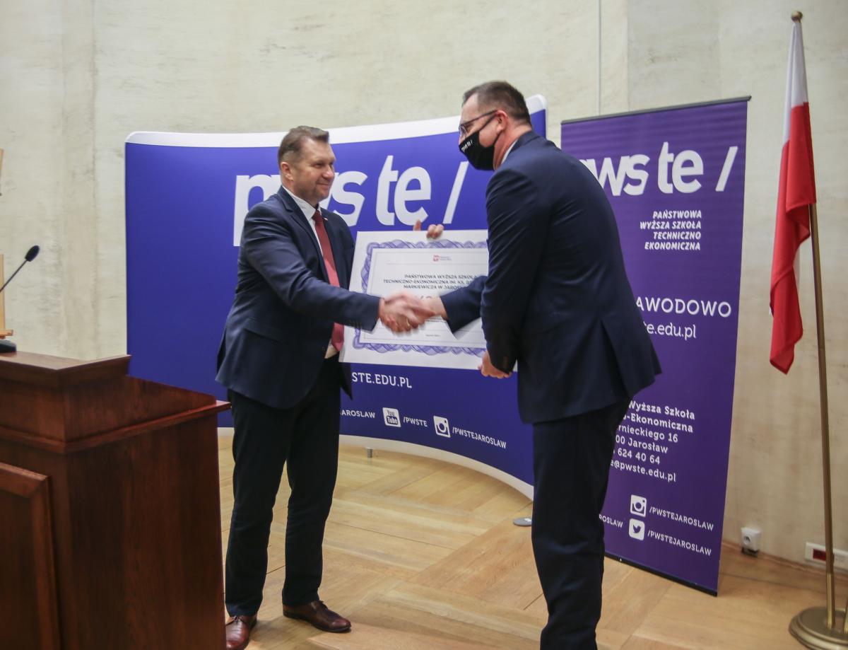 Minister przekazał rektorowi czek na sumę 1 mln 142 tys. 100 zł .<br/>fot.Bartłomiej Pacek